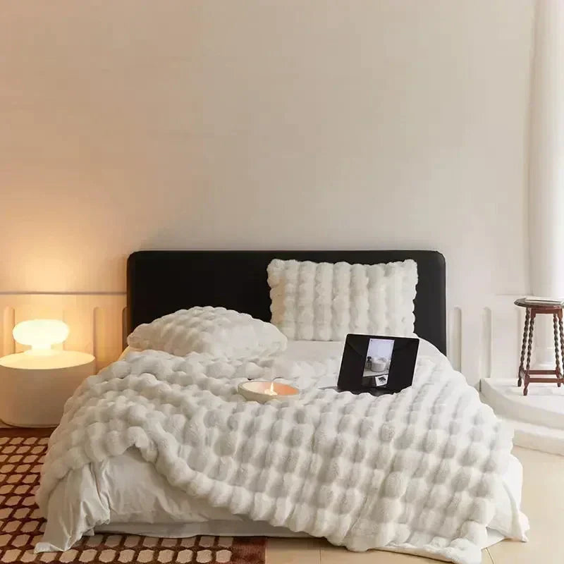 Portable Fluffy Blanket made of Faux Fur - VeluLuxe